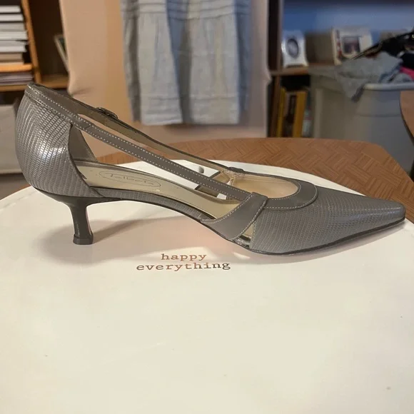 Classic Talbots Genuine Leather Heels - Picture 3 of 8